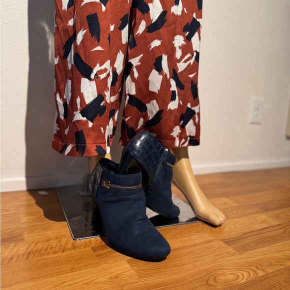 Want major power vibes? This Lush silky deep orange, navy& white jumpsuit is it - Picture 11 of 14